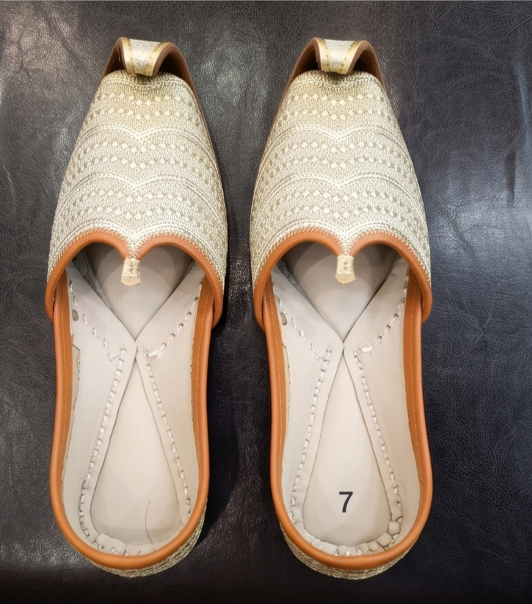 Embroidered Gold Ethnic Mojaris