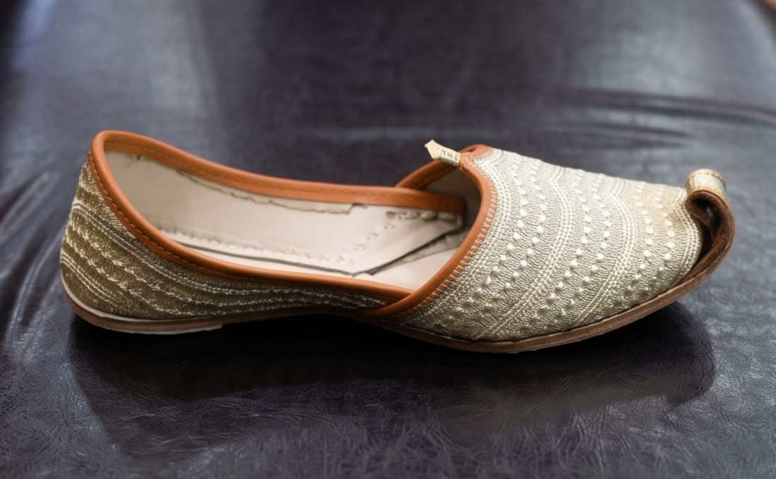 Embroidered Gold Ethnic Mojaris