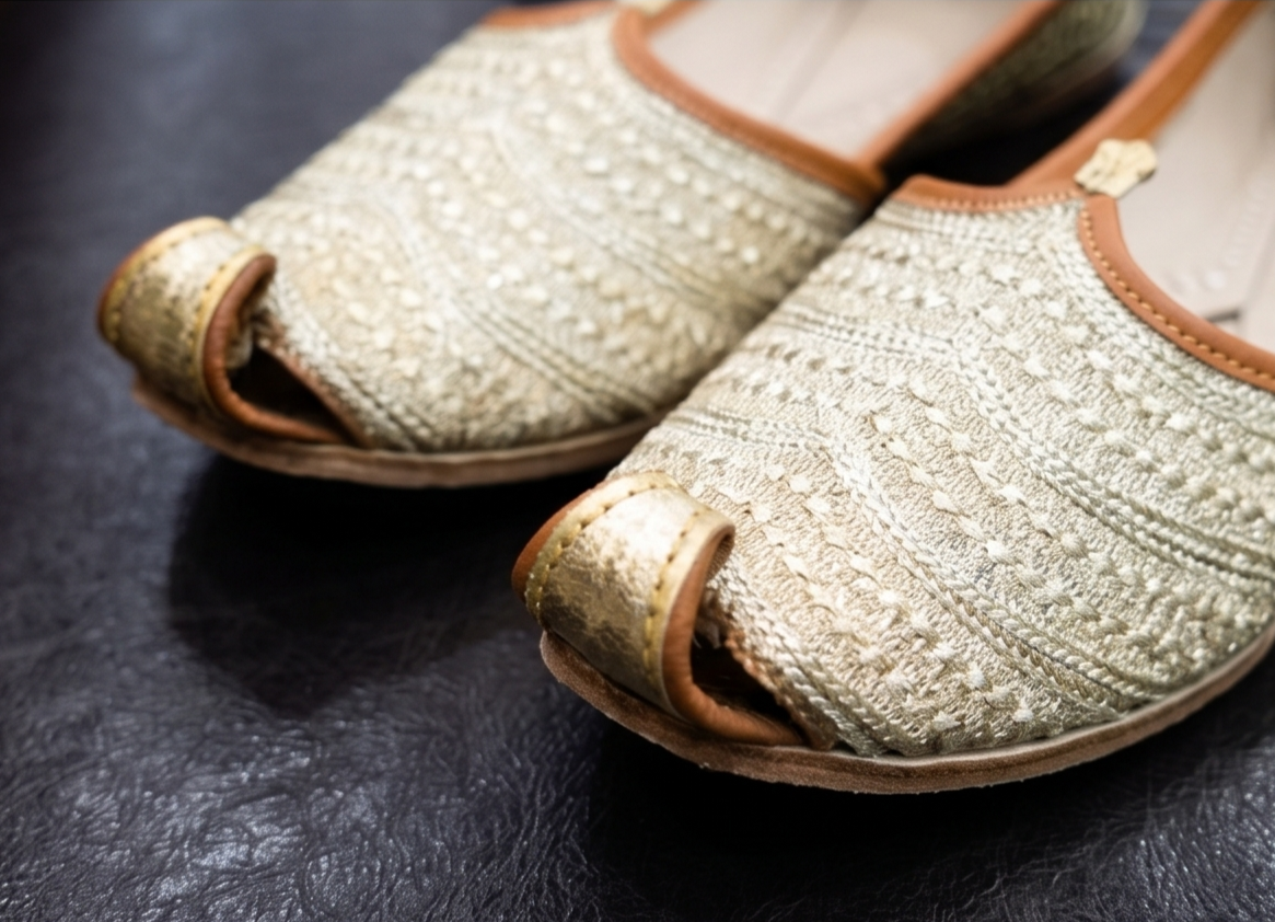 Embroidered Gold Ethnic Mojaris