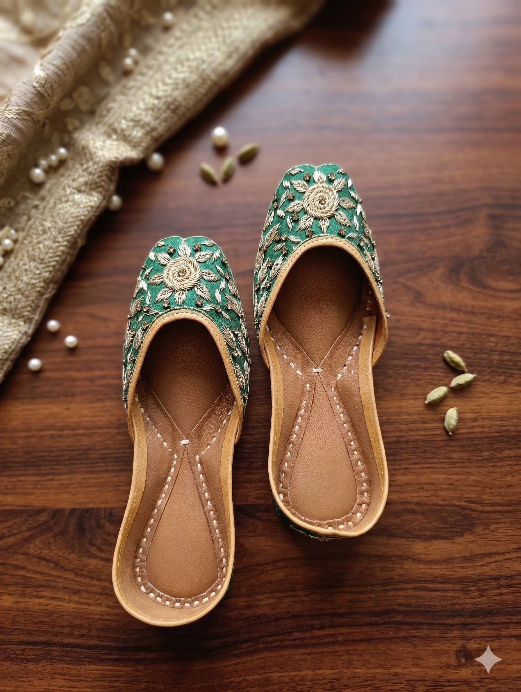 Handcrafted Emerald Green Floral Zardozi Punjabi Juttis