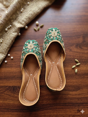 Handcrafted Emerald Green Floral Zardozi Punjabi Juttis
