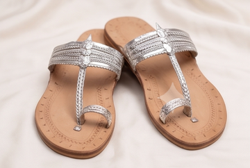 Women's Handcrafted Silver Leather Kolhapuri Chappals with Toe-Loop