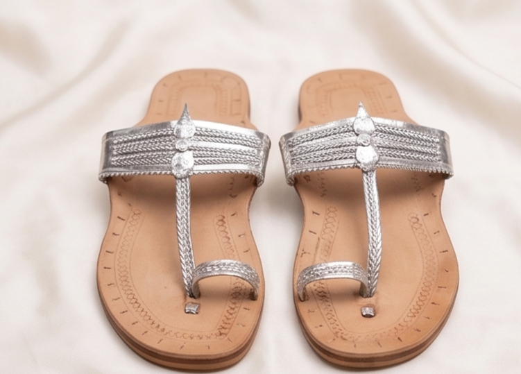 Women's Handcrafted Silver Leather Kolhapuri Chappals with Toe-Loop