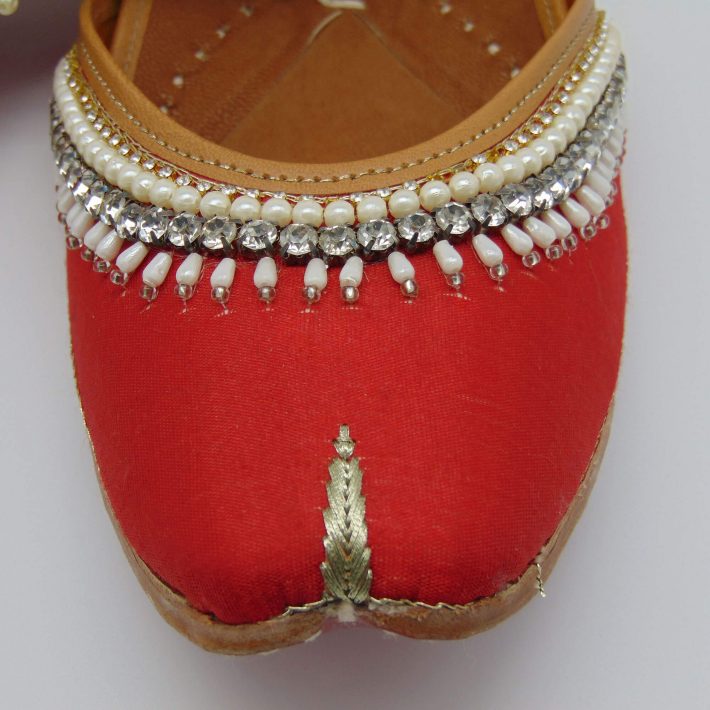 amazing-hand-crafted-leather-jhuttis-image-02