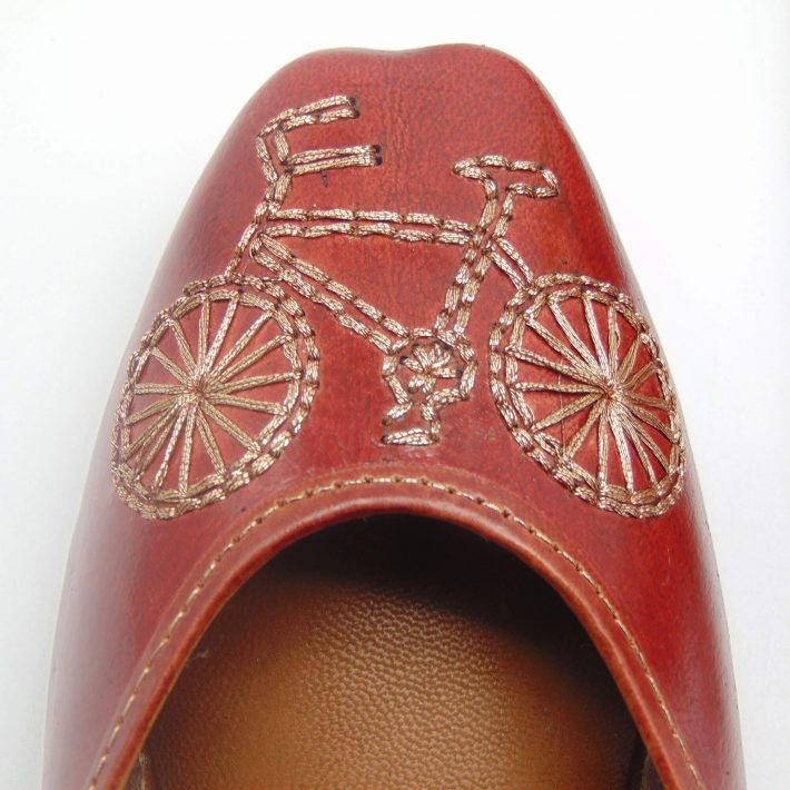 designer-hand-crafted-leather-jhuttis-image-02