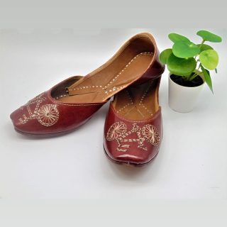 designer-hand-crafted-leather-jhuttis-image