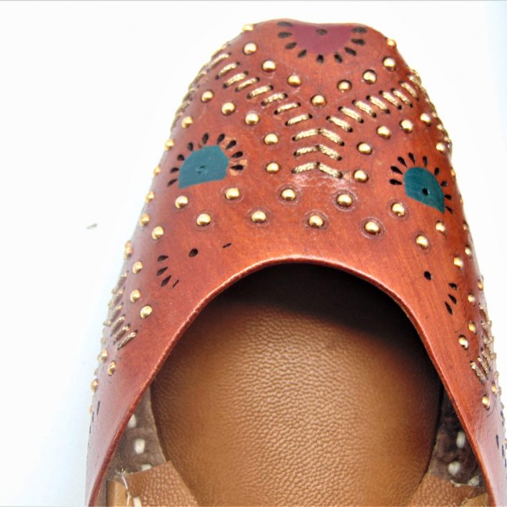 golden-beaded-leather-jhuttis-image-02