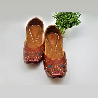 golden-beaded-leather-jhuttis-image