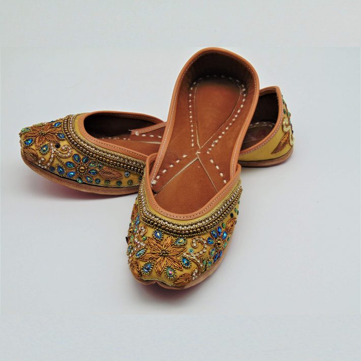 golden-embroidered-leather-jhuttis-image